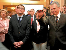 Die Rivalen Boris Rhein (CDU, 2. von li.) und Peter Feldmann (SPD, re.), links steht OB Petra Roth (CDU). Foto: Weis